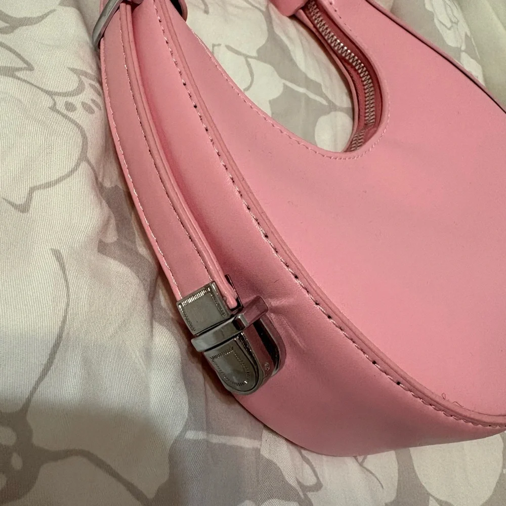 Chic Pink Handbag - Picture 2 of 2